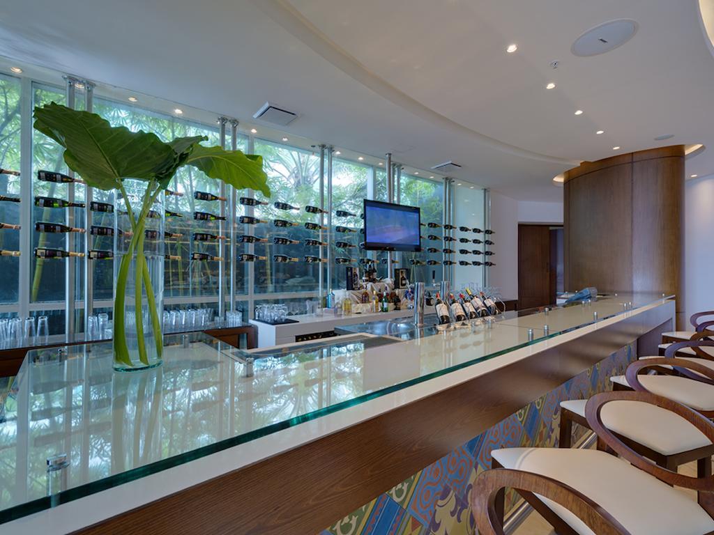 Holiday Inn Cartagena Morros By Ihg Exterior photo The bar at the lobby