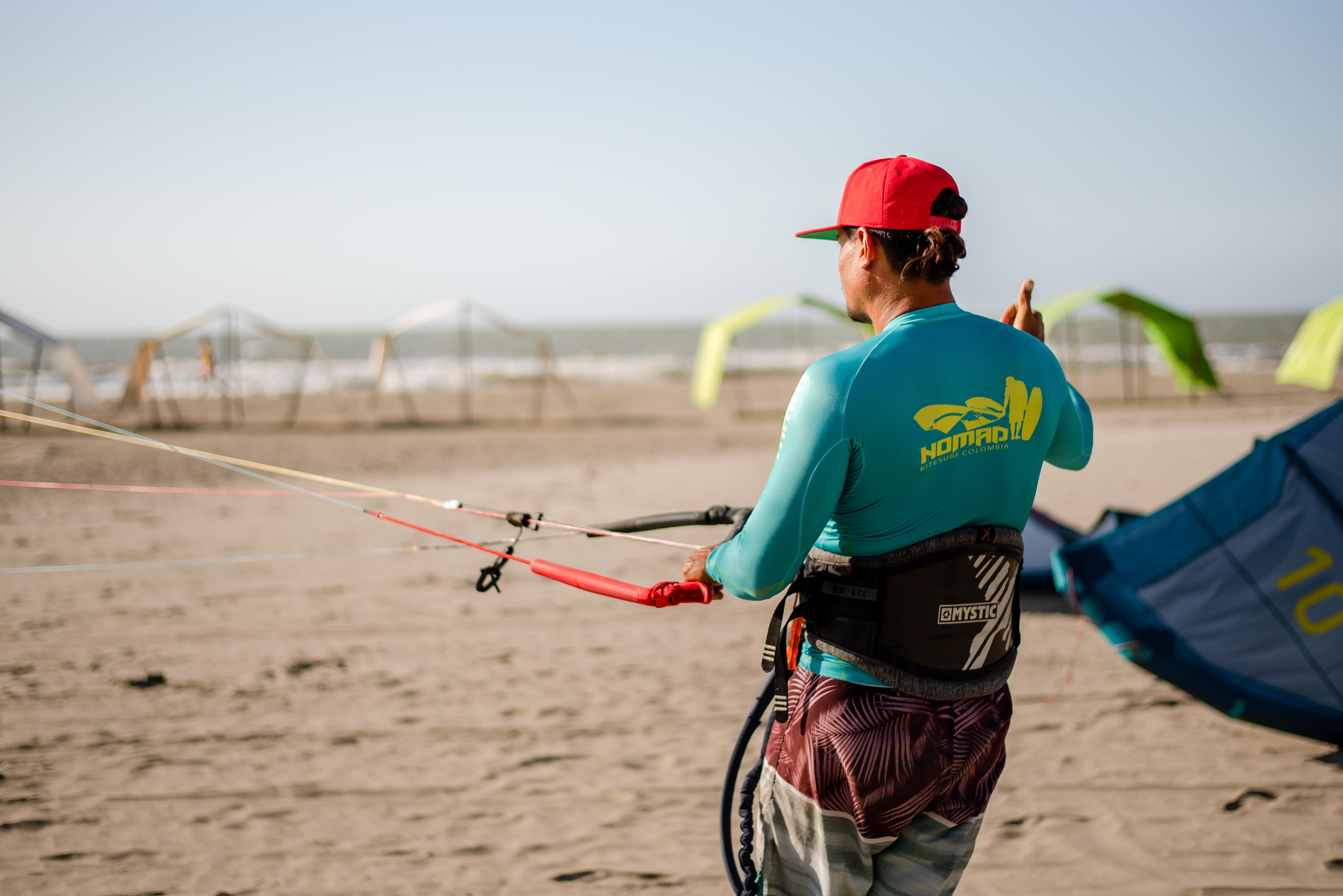 Holiday Inn Cartagena Morros By Ihg Exterior photo A kiteboarding instructor at La Jolla Cove